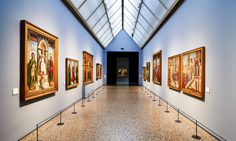 Kunstimuuseumi galeriisaal maalidega